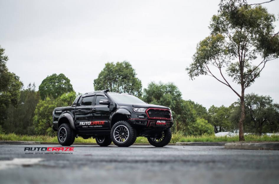 FORD RANGER MO202 GLOSS BLACK MACHINED CENTRE W CHROME LIP